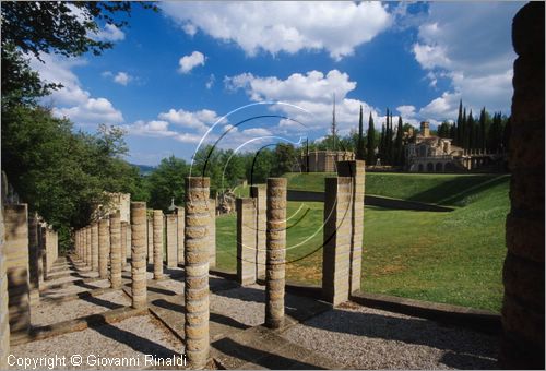 "LA SCARZUOLA E LA CITTA' BUZZIANA"
Montegabbione (TR)
A fianco del convento Francescano della Scarzuola, l'architetto Tommaso Buzzi nel 1956 progett ed edific la sua "Citt Ideale", concepita come una Grande Macchina Teatrale piena di simbolismi ed allegorie.
La Scala della Vita ed il Grande Teatro sull'Erba visto dalla Porta