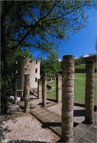 "LA SCARZUOLA E LA CITTA' BUZZIANA"
Montegabbione (TR)
A fianco del convento Francescano della Scarzuola, l'architetto Tommaso Buzzi nel 1956 progett ed edific la sua "Citt Ideale", concepita come una Grande Macchina Teatrale piena di simbolismi ed allegorie.
La Scala della Vita e la Torre della Meditazione o della Solitudine