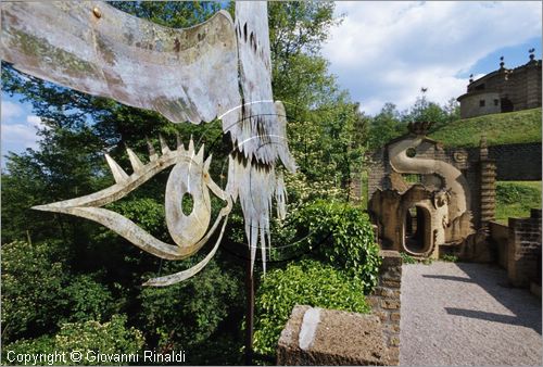 "LA SCARZUOLA E LA CITTA' BUZZIANA"
Montegabbione (TR)
A fianco del convento Francescano della Scarzuola, l'architetto Tommaso Buzzi nel 1956 progett ed edific la sua "Citt Ideale", concepita come una Grande Macchina Teatrale piena di simbolismi ed allegorie.
La Balena di Giona