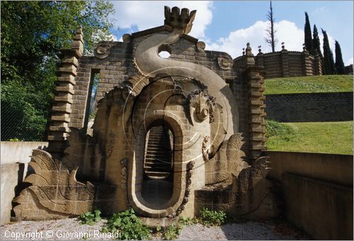 "LA SCARZUOLA E LA CITTA' BUZZIANA"
Montegabbione (TR)
A fianco del convento Francescano della Scarzuola, l'architetto Tommaso Buzzi nel 1956 progettò ed edificò la sua "Città Ideale", concepita come una Grande Macchina Teatrale piena di simbolismi ed allegorie.
La Balena di Giona