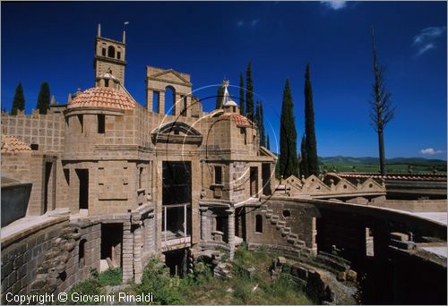 "LA SCARZUOLA E LA CITTA' BUZZIANA"
Montegabbione (TR)
A fianco del convento Francescano della Scarzuola, l'architetto Tommaso Buzzi nel 1956 progett ed edific la sua "Citt Ideale", concepita come una Grande Macchina Teatrale piena di simbolismi ed allegorie.
Il Teatrino dell'Infinito e del Non Finito
veduta dell'interno