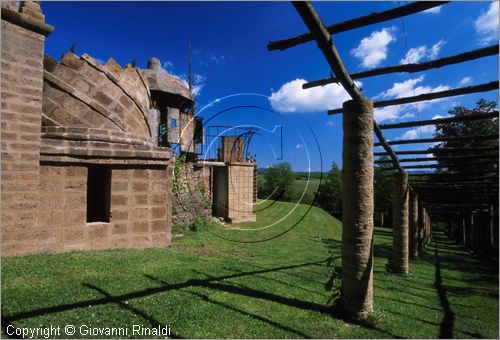 "LA SCARZUOLA E LA CITTA' BUZZIANA"
Montegabbione (TR)
A fianco del convento Francescano della Scarzuola, l'architetto Tommaso Buzzi nel 1956 progett ed edific la sua "Citt Ideale", concepita come una Grande Macchina Teatrale piena di simbolismi ed allegorie.
Il Teatrino dell'Infinito e del Non Finito
veduta dall'esterno