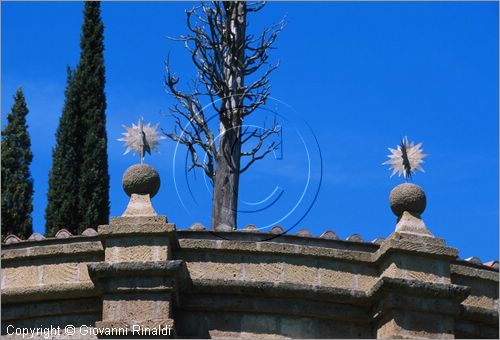 "LA SCARZUOLA E LA CITTA' BUZZIANA"
Montegabbione (TR)
A fianco del convento Francescano della Scarzuola, l'architetto Tommaso Buzzi nel 1956 progettò ed edificò la sua "Città Ideale", concepita come una Grande Macchina Teatrale piena di simbolismi ed allegorie.
Il Teatrino di Ciparisso
particolare