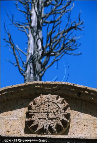 "LA SCARZUOLA E LA CITTA' BUZZIANA"
Montegabbione (TR)
A fianco del convento Francescano della Scarzuola, l'architetto Tommaso Buzzi nel 1956 progett ed edific la sua "Citt Ideale", concepita come una Grande Macchina Teatrale piena di simbolismi ed allegorie.
Il Teatrino di Ciparisso
particolare