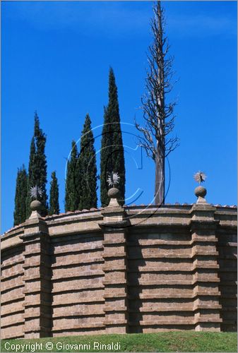 "LA SCARZUOLA E LA CITTA' BUZZIANA"
Montegabbione (TR)
A fianco del convento Francescano della Scarzuola, l'architetto Tommaso Buzzi nel 1956 progett ed edific la sua "Citt Ideale", concepita come una Grande Macchina Teatrale piena di simbolismi ed allegorie.
Il Teatrino di Ciparisso
veduta dell'esterno
all'interno si vede il grande cipresso secco ed oltre l'organo arboreo