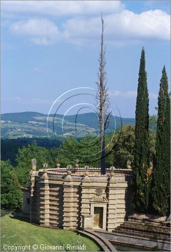 "LA SCARZUOLA E LA CITTA' BUZZIANA"
Montegabbione (TR)
A fianco del convento Francescano della Scarzuola, l'architetto Tommaso Buzzi nel 1956 progett ed edific la sua "Citt Ideale", concepita come una Grande Macchina Teatrale piena di simbolismi ed allegorie.
Il Teatrino di Ciparisso
veduta dell'esterno
all'interno si vede il grande cipresso secco e a destra l'organo arboreo