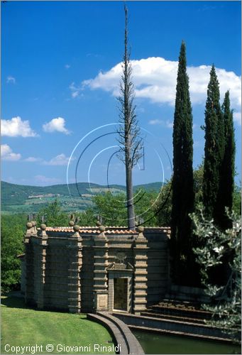 "LA SCARZUOLA E LA CITTA' BUZZIANA"
Montegabbione (TR)
A fianco del convento Francescano della Scarzuola, l'architetto Tommaso Buzzi nel 1956 progett ed edific la sua "Citt Ideale", concepita come una Grande Macchina Teatrale piena di simbolismi ed allegorie.
Il Teatrino di Ciparisso
veduta dell'esterno
all'interno si vede il grande cipresso secco e a destra l'organo arboreo