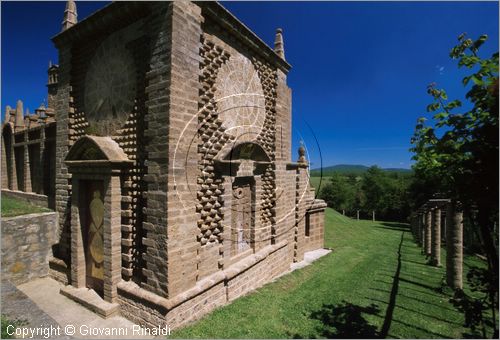 "LA SCARZUOLA E LA CITTA' BUZZIANA"
Montegabbione (TR)
A fianco del convento Francescano della Scarzuola, l'architetto Tommaso Buzzi nel 1956 progett ed edific la sua "Citt Ideale", concepita come una Grande Macchina Teatrale piena di simbolismi ed allegorie.
La Torre delle Ore o dell'Angelo che chiude tutto il complesso a sud