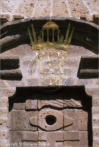 "LA SCARZUOLA E LA CITTA' BUZZIANA"
Montegabbione (TR)
A fianco del convento Francescano della Scarzuola, l'architetto Tommaso Buzzi nel 1956 progett ed edific la sua "Citt Ideale", concepita come una Grande Macchina Teatrale piena di simbolismi ed allegorie.
La Torre delle Ore o dell'Angelo che chiude tutto il complesso a sud
particolare