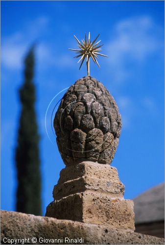 "LA SCARZUOLA E LA CITTA' BUZZIANA"
Montegabbione (TR)
A fianco del convento Francescano della Scarzuola, l'architetto Tommaso Buzzi nel 1956 progett ed edific la sua "Citt Ideale", concepita come una Grande Macchina Teatrale piena di simbolismi ed allegorie.
La Torre delle Ore o dell'Angelo che chiude tutto il complesso a sud
particolare