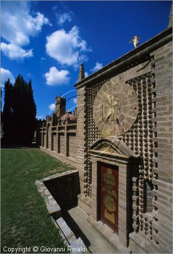 "LA SCARZUOLA E LA CITTA' BUZZIANA"
Montegabbione (TR)
A fianco del convento Francescano della Scarzuola, l'architetto Tommaso Buzzi nel 1956 progett ed edific la sua "Citt Ideale", concepita come una Grande Macchina Teatrale piena di simbolismi ed allegorie.
La Torre delle Ore o dell'Angelo che chiude tutto il complesso a sud