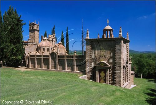 "LA SCARZUOLA E LA CITTA' BUZZIANA"
Montegabbione (TR)
A fianco del convento Francescano della Scarzuola, l'architetto Tommaso Buzzi nel 1956 progett ed edific la sua "Citt Ideale", concepita come una Grande Macchina Teatrale piena di simbolismi ed allegorie.
La Torre delle Ore o dell'Angelo che chiude tutto il complesso a sud