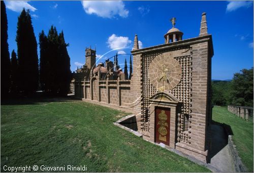 "LA SCARZUOLA E LA CITTA' BUZZIANA"
Montegabbione (TR)
A fianco del convento Francescano della Scarzuola, l'architetto Tommaso Buzzi nel 1956 progett ed edific la sua "Citt Ideale", concepita come una Grande Macchina Teatrale piena di simbolismi ed allegorie.
La Torre delle Ore o dell'Angelo che chiude tutto il complesso a sud