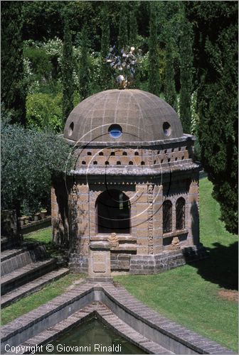 "LA SCARZUOLA E LA CITTA' BUZZIANA"
Montegabbione (TR)
A fianco del convento Francescano della Scarzuola, l'architetto Tommaso Buzzi nel 1956 progett ed edific la sua "Citt Ideale", concepita come una Grande Macchina Teatrale piena di simbolismi ed allegorie.
Tempietto di Flora e Pomona
visto dal Vascello (palcoscenico del Teatro all'Antica)