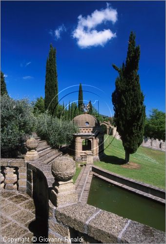 "LA SCARZUOLA E LA CITTA' BUZZIANA"
Montegabbione (TR)
A fianco del convento Francescano della Scarzuola, l'architetto Tommaso Buzzi nel 1956 progett ed edific la sua "Citt Ideale", concepita come una Grande Macchina Teatrale piena di simbolismi ed allegorie.
Tempietto di Flora e Pomona
visto dal Vascello (palcoscenico del Teatro all'Antica)
sotto la vasca del Teatro Acquatico