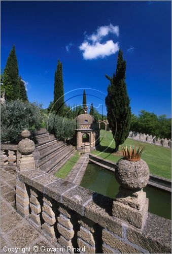 "LA SCARZUOLA E LA CITTA' BUZZIANA"
Montegabbione (TR)
A fianco del convento Francescano della Scarzuola, l'architetto Tommaso Buzzi nel 1956 progett ed edific la sua "Citt Ideale", concepita come una Grande Macchina Teatrale piena di simbolismi ed allegorie.
Tempietto di Flora e Pomona
visto dal Vascello (palcoscenico del Teatro all'Antica)
sotto la vasca del Teatro Acquatico