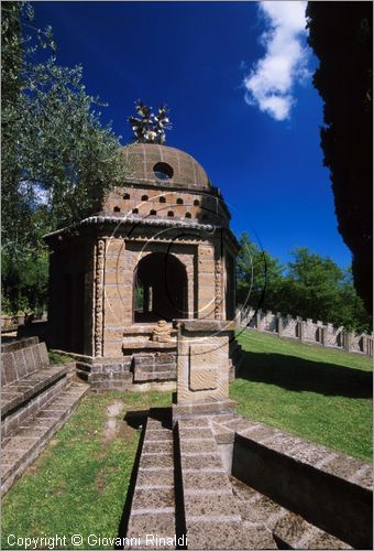 "LA SCARZUOLA E LA CITTA' BUZZIANA"
Montegabbione (TR)
A fianco del convento Francescano della Scarzuola, l'architetto Tommaso Buzzi nel 1956 progett ed edific la sua "Citt Ideale", concepita come una Grande Macchina Teatrale piena di simbolismi ed allegorie.
Tempietto di Flora e Pomona
visto dal Teatro Acquatico