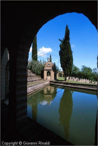 "LA SCARZUOLA E LA CITTA' BUZZIANA"
Montegabbione (TR)
A fianco del convento Francescano della Scarzuola, l'architetto Tommaso Buzzi nel 1956 progett ed edific la sua "Citt Ideale", concepita come una Grande Macchina Teatrale piena di simbolismi ed allegorie.
Tempietto di Flora e Pomona
visto dal Teatro Acquatico