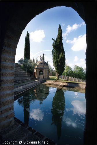 "LA SCARZUOLA E LA CITTA' BUZZIANA"
Montegabbione (TR)
A fianco del convento Francescano della Scarzuola, l'architetto Tommaso Buzzi nel 1956 progett ed edific la sua "Citt Ideale", concepita come una Grande Macchina Teatrale piena di simbolismi ed allegorie.
Tempietto di Flora e Pomona
visto dal Teatro Acquatico