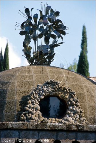 "LA SCARZUOLA E LA CITTA' BUZZIANA"
Montegabbione (TR)
A fianco del convento Francescano della Scarzuola, l'architetto Tommaso Buzzi nel 1956 progett ed edific la sua "Citt Ideale", concepita come una Grande Macchina Teatrale piena di simbolismi ed allegorie.
Tempietto di Flora e Pomona
particolare