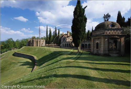 "LA SCARZUOLA E LA CITTA' BUZZIANA"
Montegabbione (TR)
A fianco del convento Francescano della Scarzuola, l'architetto Tommaso Buzzi nel 1956 progett ed edific la sua "Citt Ideale", concepita come una Grande Macchina Teatrale piena di simbolismi ed allegorie.
Tempietto di Flora e Pomona e Grande Teatro sull'Erba