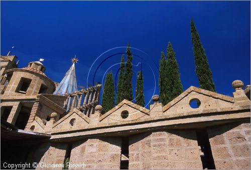 "LA SCARZUOLA E LA CITTA' BUZZIANA"
Montegabbione (TR)
A fianco del convento Francescano della Scarzuola, l'architetto Tommaso Buzzi nel 1956 progett ed edific la sua "Citt Ideale", concepita come una Grande Macchina Teatrale piena di simbolismi ed allegorie.
il passaggio tra il Teatro di Ciparisso e la Torre di Babele con dietro l'Organo Arboreo