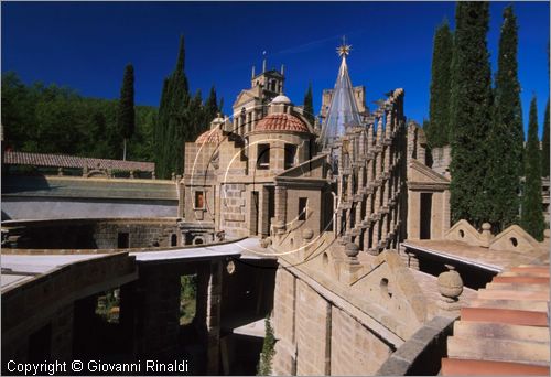 "LA SCARZUOLA E LA CITTA' BUZZIANA"
Montegabbione (TR)
A fianco del convento Francescano della Scarzuola, l'architetto Tommaso Buzzi nel 1956 progett ed edific la sua "Citt Ideale", concepita come una Grande Macchina Teatrale piena di simbolismi ed allegorie.
il Torre di Babele con all'interno il prisma di cristallo della Scala Musicale delle Sette Ottave e a destra l'Organo Arboreo