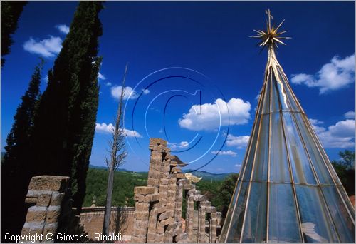 "LA SCARZUOLA E LA CITTA' BUZZIANA"
Montegabbione (TR)
A fianco del convento Francescano della Scarzuola, l'architetto Tommaso Buzzi nel 1956 progett ed edific la sua "Citt Ideale", concepita come una Grande Macchina Teatrale piena di simbolismi ed allegorie.
Torre di Babele con all'interno il prisma di cristallo della Scala Musicale delle Sette Ottave