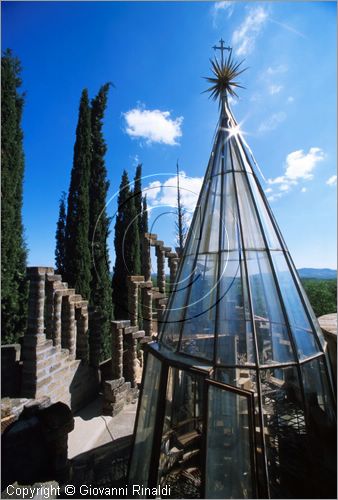 "LA SCARZUOLA E LA CITTA' BUZZIANA"
Montegabbione (TR)
A fianco del convento Francescano della Scarzuola, l'architetto Tommaso Buzzi nel 1956 progett ed edific la sua "Citt Ideale", concepita come una Grande Macchina Teatrale piena di simbolismi ed allegorie.
Torre di Babele con all'interno il prisma di cristallo della Scala Musicale delle Sette Ottave