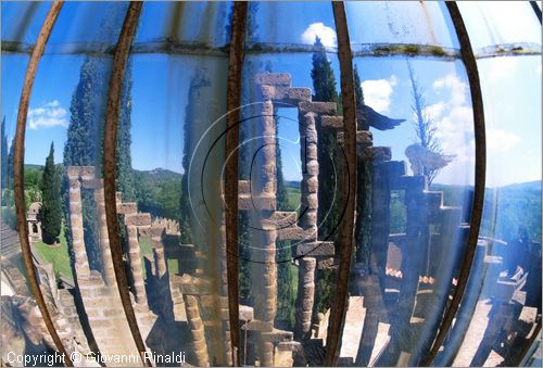 "LA SCARZUOLA E LA CITTA' BUZZIANA"
Montegabbione (TR)
A fianco del convento Francescano della Scarzuola, l'architetto Tommaso Buzzi nel 1956 progettò ed edificò la sua "Città Ideale", concepita come una Grande Macchina Teatrale piena di simbolismi ed allegorie.
il prisma di cristallo della Scala Musicale delle Sette Ottave vista dall'interno