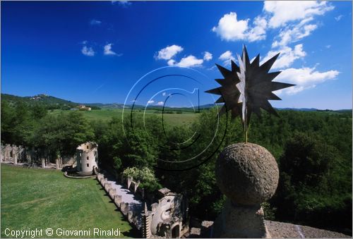 "LA SCARZUOLA E LA CITTA' BUZZIANA"
Montegabbione (TR)
A fianco del convento Francescano della Scarzuola, l'architetto Tommaso Buzzi nel 1956 progett ed edific la sua "Citt Ideale", concepita come una Grande Macchina Teatrale piena di simbolismi ed allegorie.
veduta verso il Teatro sull'Erba e la Torre della Meditazione dalla cornice del Teatrino di Ciparisso