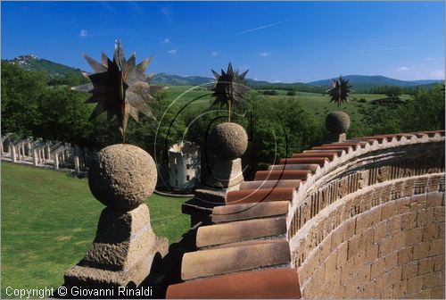 "LA SCARZUOLA E LA CITTA' BUZZIANA"
Montegabbione (TR)
A fianco del convento Francescano della Scarzuola, l'architetto Tommaso Buzzi nel 1956 progett ed edific la sua "Citt Ideale", concepita come una Grande Macchina Teatrale piena di simbolismi ed allegorie.
veduta verso il Teatro sull'Erba e la Torre della Meditazione dalla cornice del Teatrino di Ciparisso