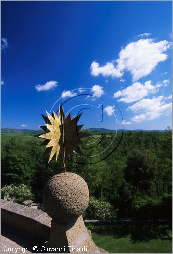 "LA SCARZUOLA E LA CITTA' BUZZIANA"
Montegabbione (TR)
A fianco del convento Francescano della Scarzuola, l'architetto Tommaso Buzzi nel 1956 progett ed edific la sua "Citt Ideale", concepita come una Grande Macchina Teatrale piena di simbolismi ed allegorie.
Teatrino di Ciparisso
particolare del cornicione superiore
sullo sfondo la campagna umbra