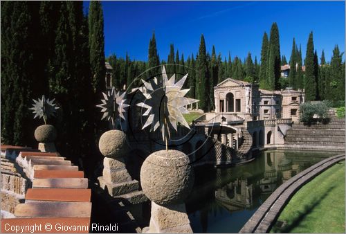 "LA SCARZUOLA E LA CITTA' BUZZIANA"
Montegabbione (TR)
A fianco del convento Francescano della Scarzuola, l'architetto Tommaso Buzzi nel 1956 progettò ed edificò la sua "Città Ideale", concepita come una Grande Macchina Teatrale piena di simbolismi ed allegorie.
Veduta del Teatro Acquatico e del Teatro dell'Arnia dalla cornice del Teatrino di Ciparisso