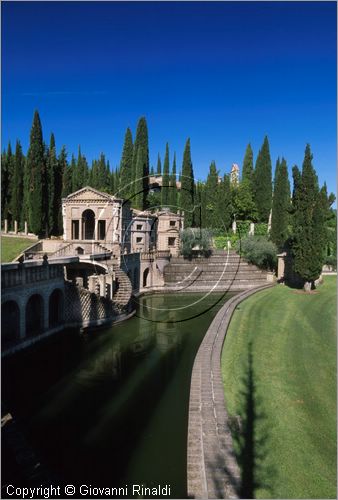 "LA SCARZUOLA E LA CITTA' BUZZIANA"
Montegabbione (TR)
A fianco del convento Francescano della Scarzuola, l'architetto Tommaso Buzzi nel 1956 progett ed edific la sua "Citt Ideale", concepita come una Grande Macchina Teatrale piena di simbolismi ed allegorie.
Teatro Acquatico con il Vascello ed il Teatro dell'Arnia