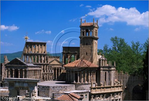 "LA SCARZUOLA E LA CITTA' BUZZIANA"
Montegabbione (TR)
A fianco del convento Francescano della Scarzuola, l'architetto Tommaso Buzzi nel 1956 progett ed edific la sua "Citt Ideale", concepita come una Grande Macchina Teatrale piena di simbolismi ed allegorie.
veduta dell'Acropoli, concepita come un paesaggio fantastico gremito di monumenti.
da sinistra: Partenone, Colosseo, Pantheon, Arco di Trionfo, Torre dei Venti e Tempio di Vesta