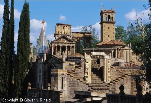 "LA SCARZUOLA E LA CITTA' BUZZIANA"
Montegabbione (TR)
A fianco del convento Francescano della Scarzuola, l'architetto Tommaso Buzzi nel 1956 progett ed edific la sua "Citt Ideale", concepita come una Grande Macchina Teatrale piena di simbolismi ed allegorie.
veduta dell'Acropoli, concepita come un paesaggio fantastico gremito di monumenti.
al centro la Porta del Cielo