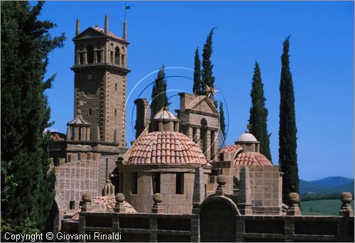 "LA SCARZUOLA E LA CITTA' BUZZIANA"
Montegabbione (TR)
A fianco del convento Francescano della Scarzuola, l'architetto Tommaso Buzzi nel 1956 progett ed edific la sua "Citt Ideale", concepita come una Grande Macchina Teatrale piena di simbolismi ed allegorie.
veduta dell'Acropoli, concepita come un paesaggio fantastico gremito di monumenti.