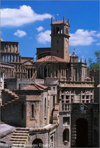 "LA SCARZUOLA E LA CITTA' BUZZIANA"
Montegabbione (TR)
A fianco del convento Francescano della Scarzuola, l'architetto Tommaso Buzzi nel 1956 progett ed edific la sua "Citt Ideale", concepita come una Grande Macchina Teatrale piena di simbolismi ed allegorie.
veduta dell'Acropoli, concepita come un paesaggio fantastico gremito di monumenti.