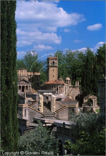 "LA SCARZUOLA E LA CITTA' BUZZIANA"
Montegabbione (TR)
A fianco del convento Francescano della Scarzuola, l'architetto Tommaso Buzzi nel 1956 progett ed edific la sua "Citt Ideale", concepita come una Grande Macchina Teatrale piena di simbolismi ed allegorie.
veduta dell'Acropoli, concepita come un paesaggio fantastico gremito di monumenti.
al centro la Porta del Cielo