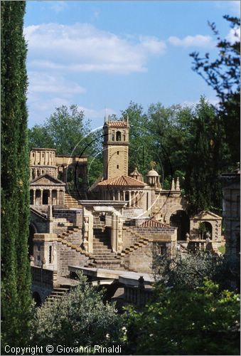 "LA SCARZUOLA E LA CITTA' BUZZIANA"
Montegabbione (TR)
A fianco del convento Francescano della Scarzuola, l'architetto Tommaso Buzzi nel 1956 progettò ed edificò la sua "Città Ideale", concepita come una Grande Macchina Teatrale piena di simbolismi ed allegorie.
veduta dell'Acropoli, concepita come un paesaggio fantastico gremito di monumenti.
al centro la Porta del Cielo