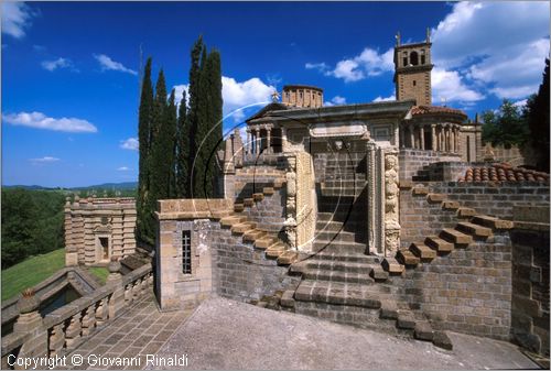 "LA SCARZUOLA E LA CITTA' BUZZIANA"
Montegabbione (TR)
A fianco del convento Francescano della Scarzuola, l'architetto Tommaso Buzzi nel 1956 progett ed edific la sua "Citt Ideale", concepita come una Grande Macchina Teatrale piena di simbolismi ed allegorie.
la Porta del Cielo con antico frammento archeologico proveniente del Palazzo di Diocleziano di Spalato.
in alto l'Acropoli