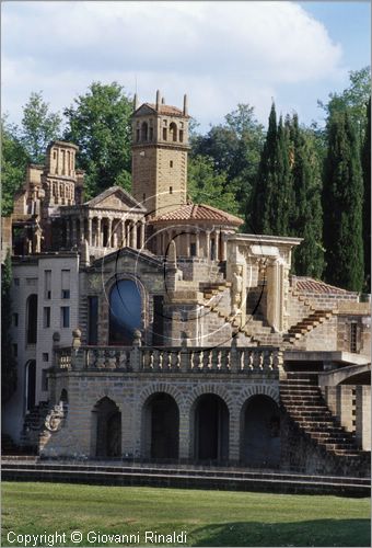 "LA SCARZUOLA E LA CITTA' BUZZIANA"
Montegabbione (TR)
A fianco del convento Francescano della Scarzuola, l'architetto Tommaso Buzzi nel 1956 progett ed edific la sua "Citt Ideale", concepita come una Grande Macchina Teatrale piena di simbolismi ed allegorie.
il Teatro Acquatico e dietro in alto l'Acropoli gremita di monumenti