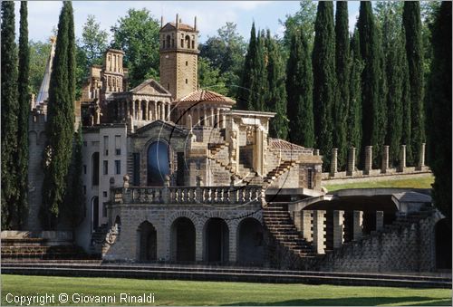 "LA SCARZUOLA E LA CITTA' BUZZIANA"
Montegabbione (TR)
A fianco del convento Francescano della Scarzuola, l'architetto Tommaso Buzzi nel 1956 progett ed edific la sua "Citt Ideale", concepita come una Grande Macchina Teatrale piena di simbolismi ed allegorie.
il Teatro Acquatico e dietro in alto l'Acropoli gremita di monumenti