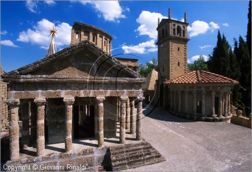 "LA SCARZUOLA E LA CITTA' BUZZIANA"
Montegabbione (TR)
A fianco del convento Francescano della Scarzuola, l'architetto Tommaso Buzzi nel 1956 progett ed edific la sua "Citt Ideale", concepita come una Grande Macchina Teatrale piena di simbolismi ed allegorie.
veduta dell'Acropoli, concepita come un paesaggio fantastico gremito di monumenti.
a sinistra il Partenone, a destra il Tempio di Vesta