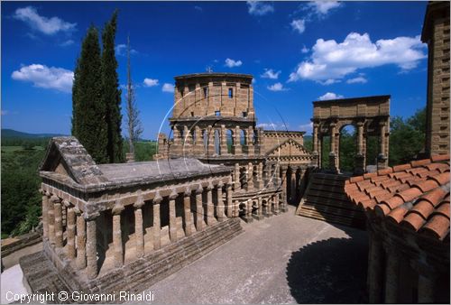 "LA SCARZUOLA E LA CITTA' BUZZIANA"
Montegabbione (TR)
A fianco del convento Francescano della Scarzuola, l'architetto Tommaso Buzzi nel 1956 progett ed edific la sua "Citt Ideale", concepita come una Grande Macchina Teatrale piena di simbolismi ed allegorie.
veduta dell'Acropoli, concepita come un paesaggio fantastico gremito di monumenti.
a sinistra il Partenone, poi il Colosseo, il Pantheon e l'Arco di Trionfo