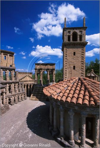 "LA SCARZUOLA E LA CITTA' BUZZIANA"
Montegabbione (TR)
A fianco del convento Francescano della Scarzuola, l'architetto Tommaso Buzzi nel 1956 progett ed edific la sua "Citt Ideale", concepita come una Grande Macchina Teatrale piena di simbolismi ed allegorie.
veduta dell'Acropoli, concepita come un paesaggio fantastico gremito di monumenti.
a destra il Tempio di Vesta e dietro la Torre dei Venti e l'Arco di Trionfo