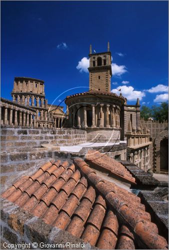 "LA SCARZUOLA E LA CITTA' BUZZIANA"
Montegabbione (TR)
A fianco del convento Francescano della Scarzuola, l'architetto Tommaso Buzzi nel 1956 progett ed edific la sua "Citt Ideale", concepita come una Grande Macchina Teatrale piena di simbolismi ed allegorie.
veduta dell'Acropoli, concepita come un paesaggio fantastico gremito di monumenti.
a destra il Tempio di Vesta e dietro la Torre dei Venti, a sinistra il Partenone e il Colosseo