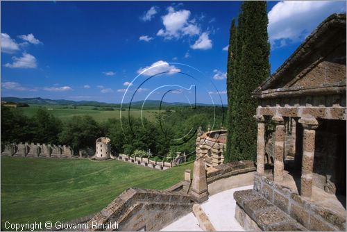 "LA SCARZUOLA E LA CITTA' BUZZIANA"
Montegabbione (TR)
A fianco del convento Francescano della Scarzuola, l'architetto Tommaso Buzzi nel 1956 progettò ed edificò la sua "Città Ideale", concepita come una Grande Macchina Teatrale piena di simbolismi ed allegorie.
veduta dall'Acropoli verso il Grande Teatro sull'Erba
a destra il Partenone