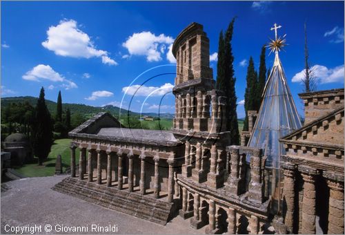 "LA SCARZUOLA E LA CITTA' BUZZIANA"
Montegabbione (TR)
A fianco del convento Francescano della Scarzuola, l'architetto Tommaso Buzzi nel 1956 progett ed edific la sua "Citt Ideale", concepita come una Grande Macchina Teatrale piena di simbolismi ed allegorie.
veduta dell'Acropoli, concepita come un paesaggio fantastico gremito di monumenti.
a sinistra il Partenone, poi il Colosseo e il Pantheon
dietro spunta il prisma di cristallo della Scala Musicale